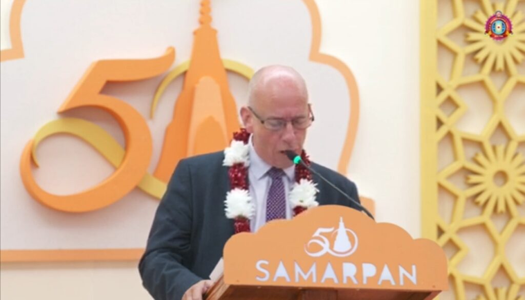 Nick Peel speaking to temple